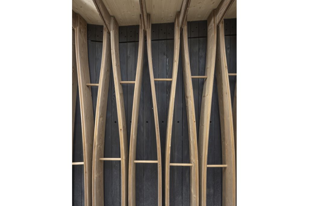 Detail Fassade: Gebogene Dreischichtplattenstreifen. Foto: Matthieu Gafsou, 2021