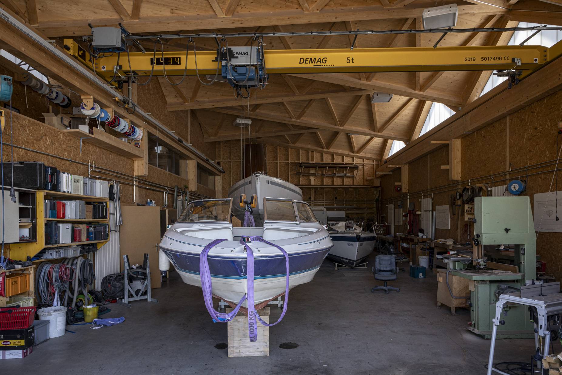 Innenraum mit Kranbahn. Foto: Elia Schneider, 2023