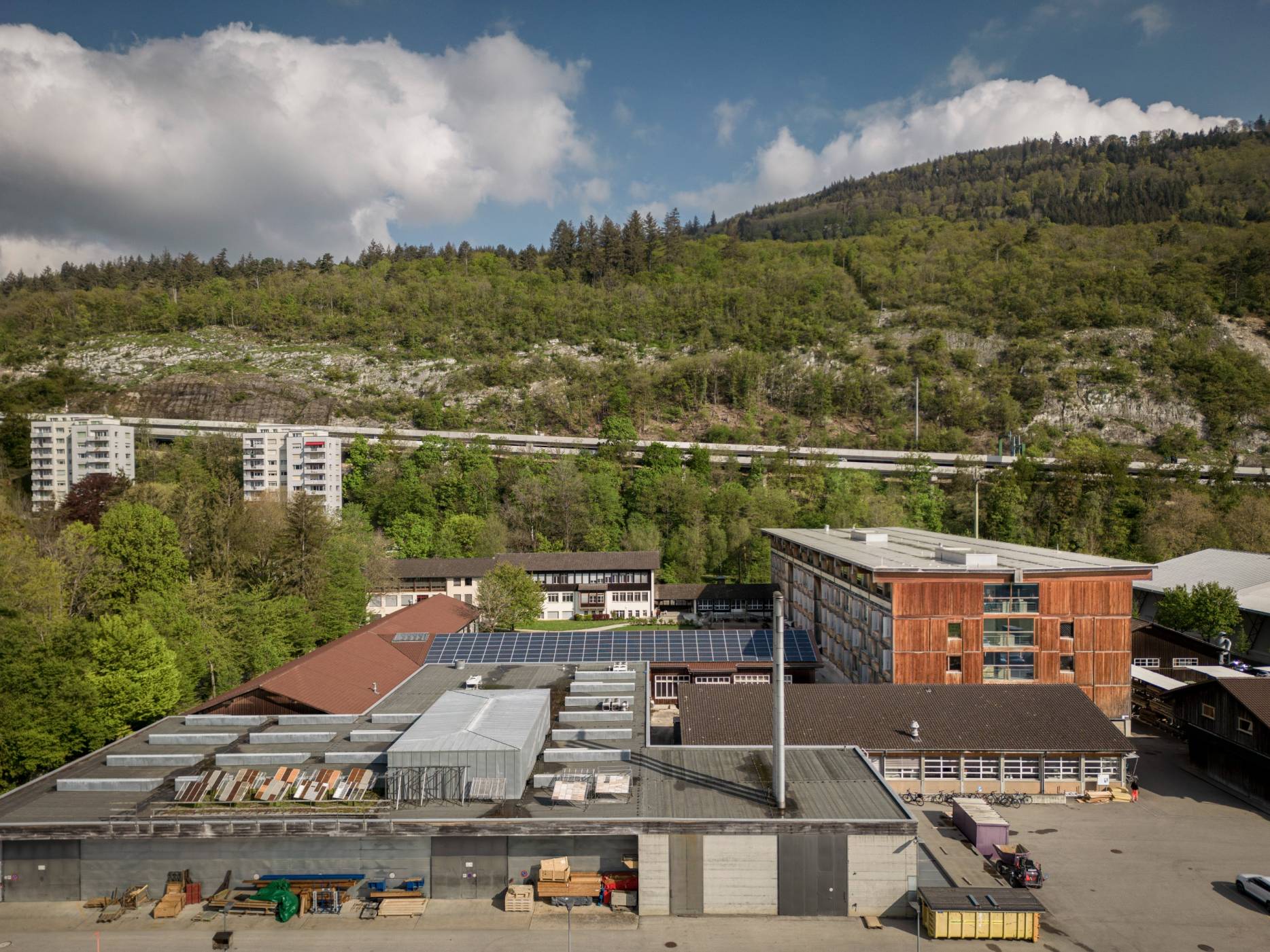 Südwestansicht Holzfachschule mit Werkstätten. Foto: Elia Schneider, 2023