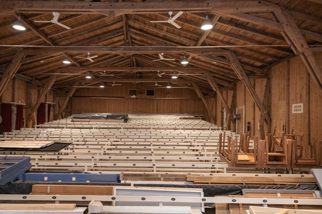 Zuschauerraum mit Binderkonstruktion. Foto: Elia Schneider, 2023