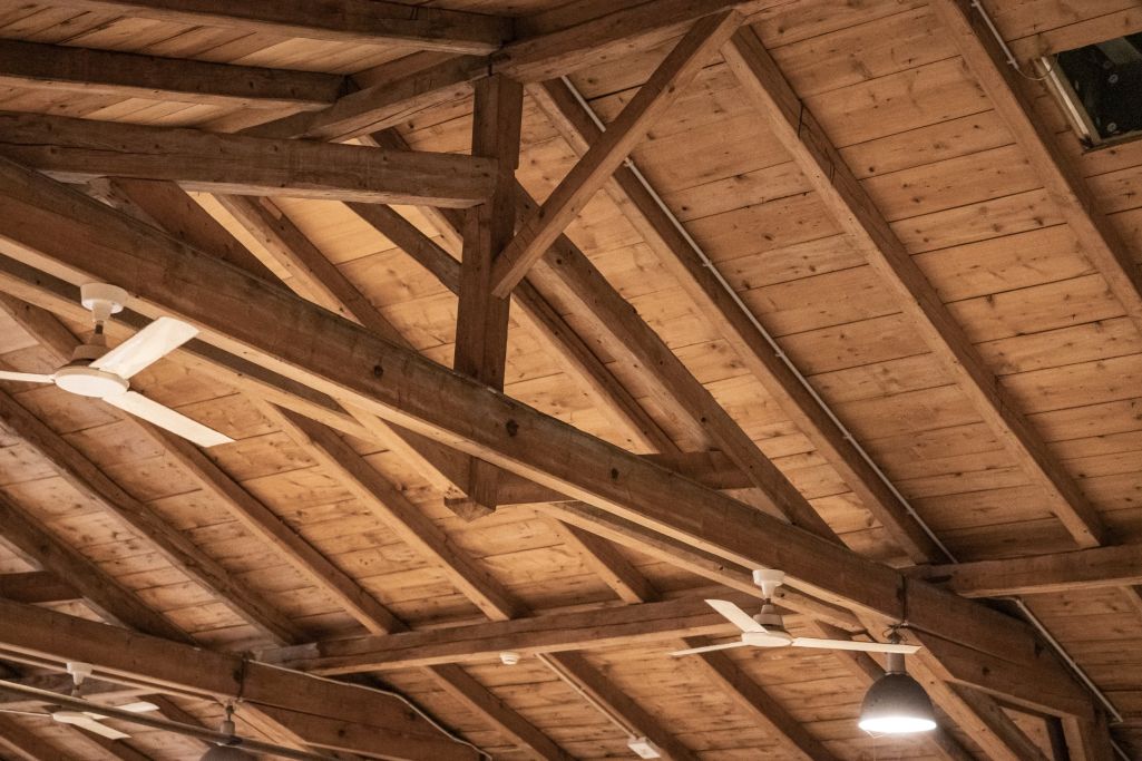 Detail Binderkonstruktion mit Hängesäule. Foto: Elia Schneider, 2023