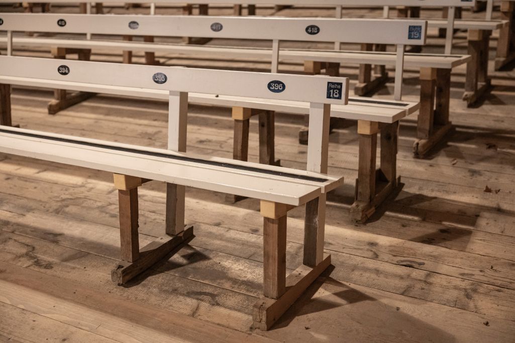 Zuschauerbänke. Foto: Elia Schneider, 2023