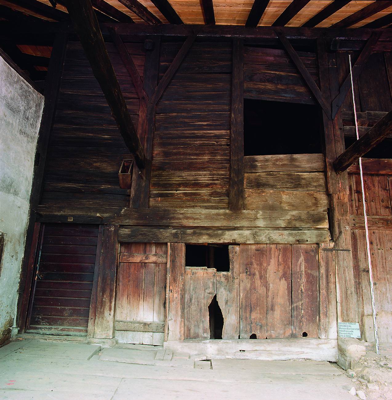 Nordwand des Kernbau. Im oberen Bereich ist die ursprüngliche Ständerkonstruktion mit liegenden Bohlen von 1535 erhalten. Foto: Archäologischer Dienst Bern, Badri Redha, 1996
