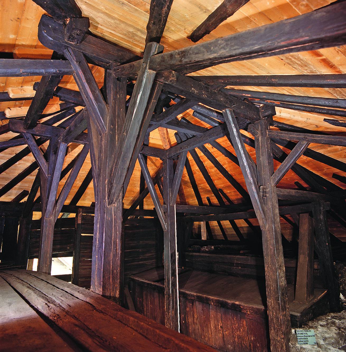 Dachstuhl über dem Mittelgang und Ökonomiebereich, Blick nach Nordosten. Foto: Archäologischer Dienst Bern, Badri Redha, 1996