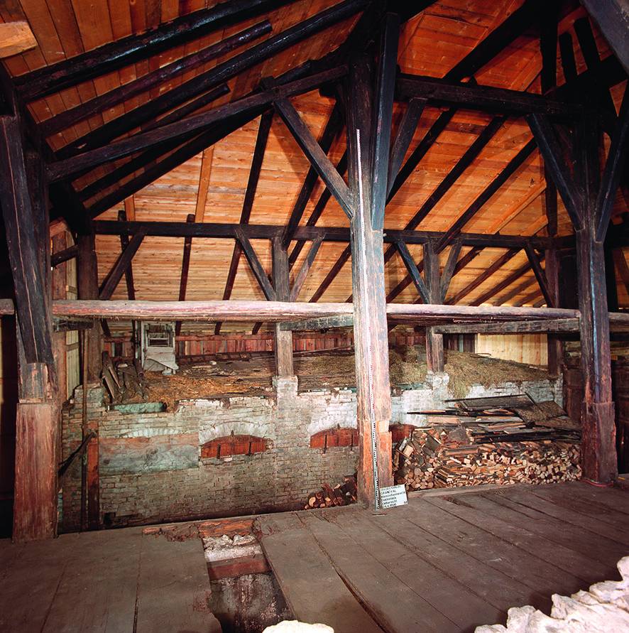Blick auf Dachwerk und Ständerkonstruktion über dem 1905 mit Backsteinen gemauerten Stallbereich. Foto: Archäologischer Dienst Bern, Badri Redha, 1996