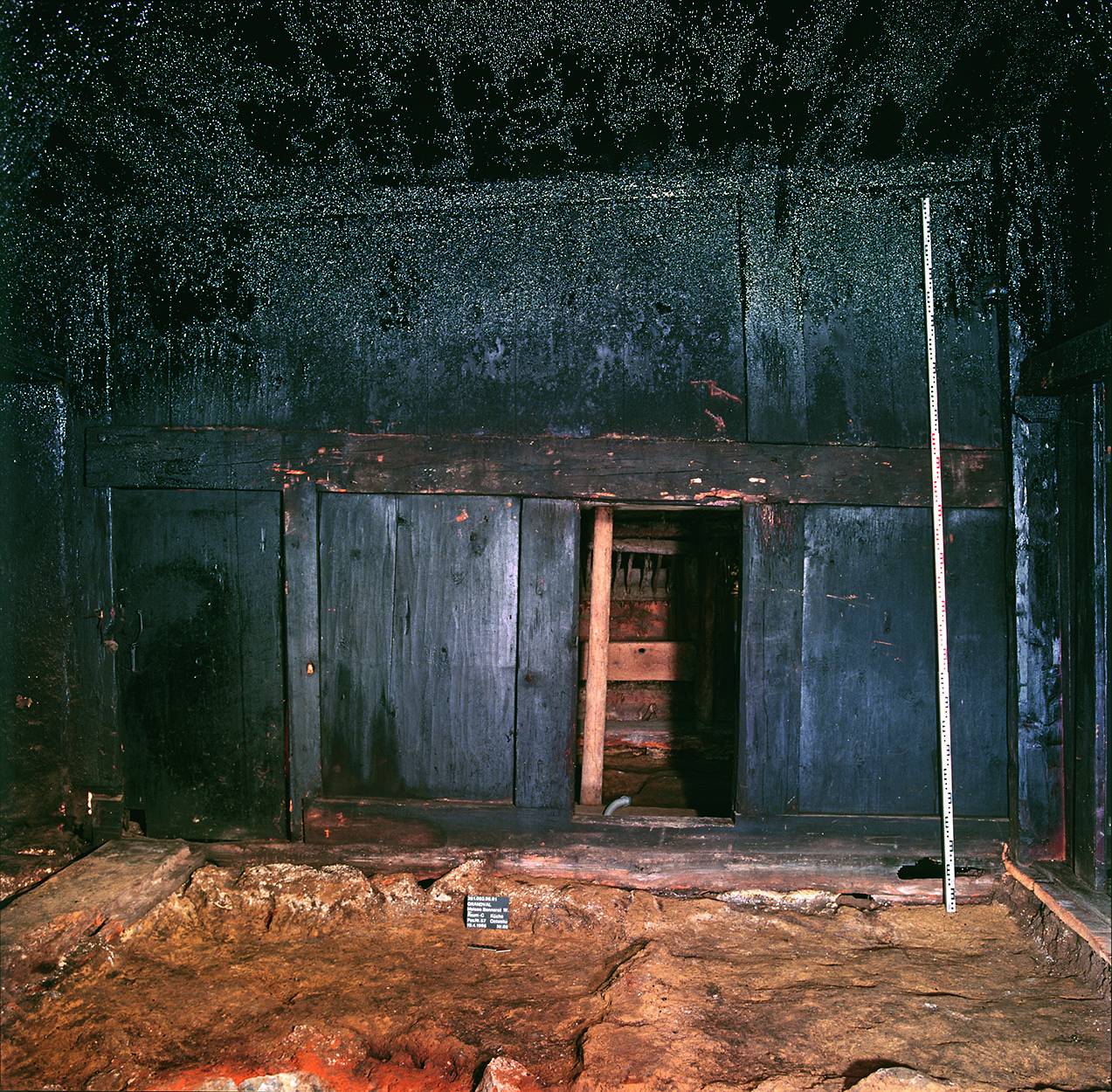 Um 1780 eingebaute Trennwand zwischen Küche und Stallbereich. Foto: Archäologischer Dienst Bern, Badri Redha, 1996