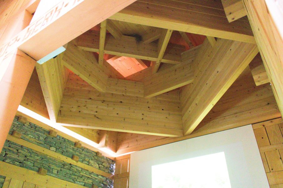 Decke mit Hexagon. Foto: Amon Tscharner, 2023