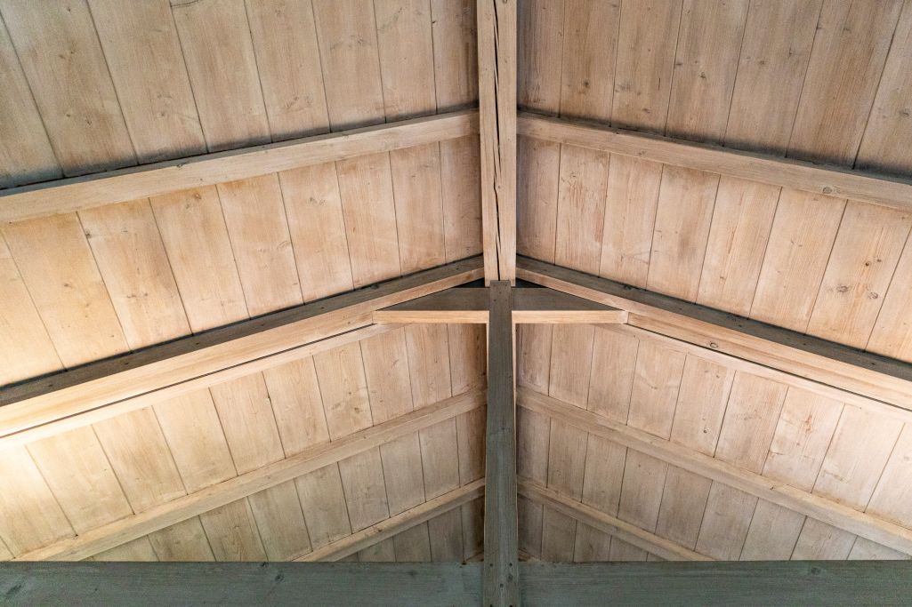 Detail Dachkonstruktion mit Holzbinder. Foto: Oliver Escobar, 2023