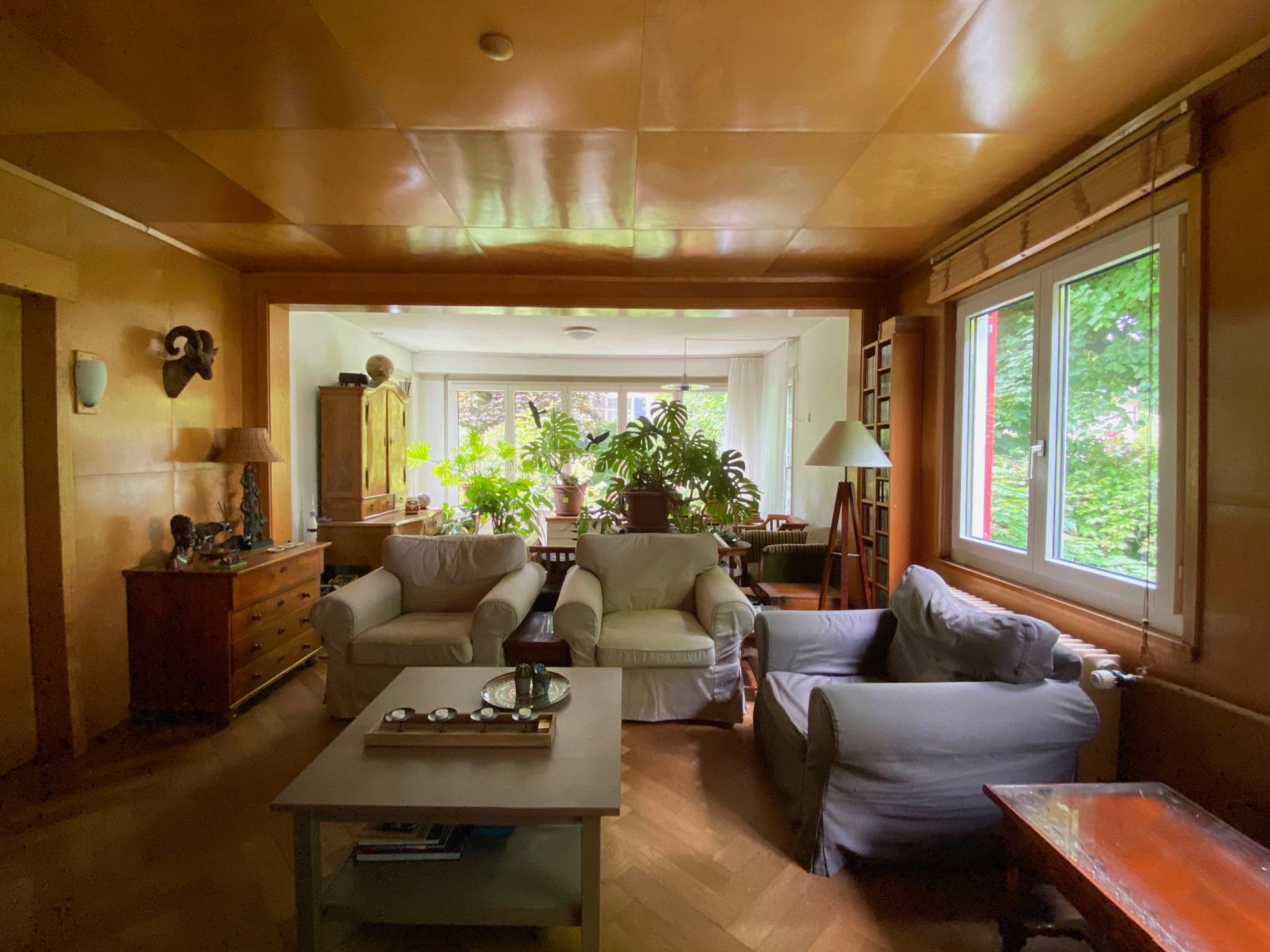 Wohnzimmer mit Wintergarten. Foto: Naomi Pratisto, 2024