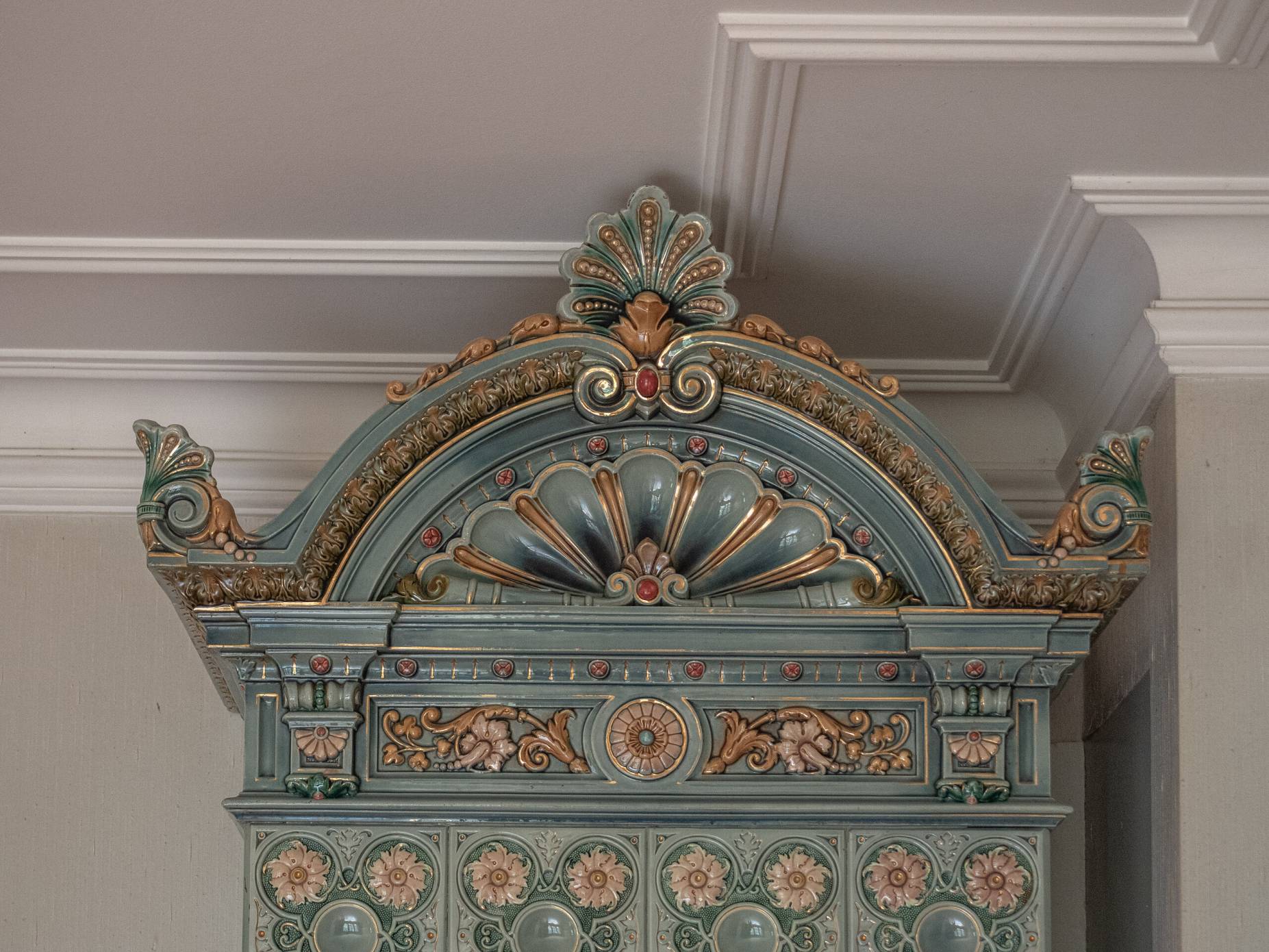 Detail Kachelofen. Foto: Elia Schneider, 2022