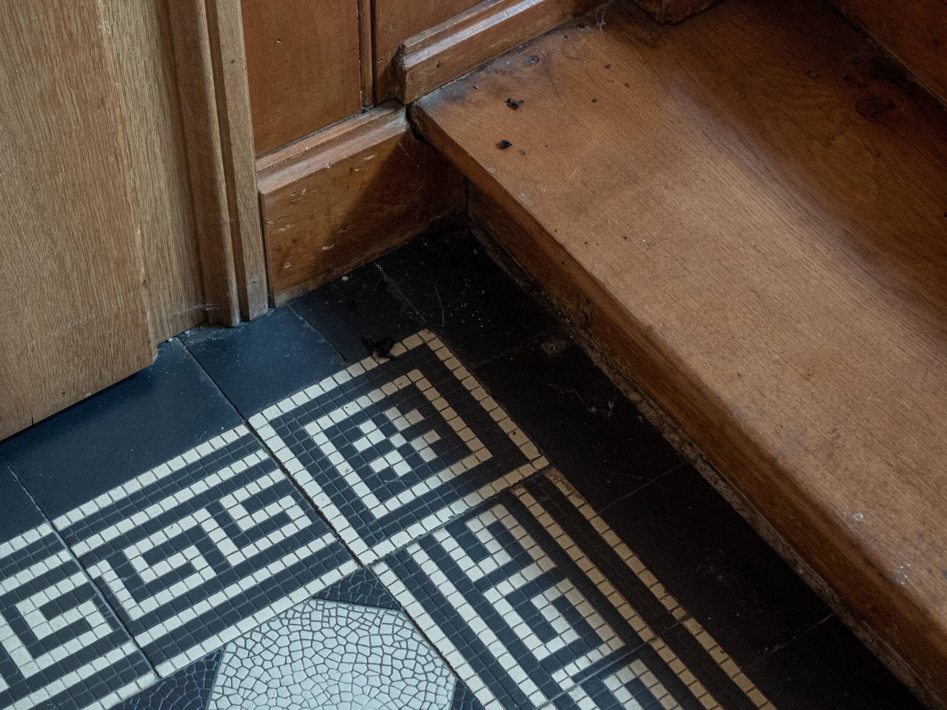 Detail der Treppe und des mit Mosaikplatten belegten Treppenabsatzes. Foto: Elia Schneider, 2022