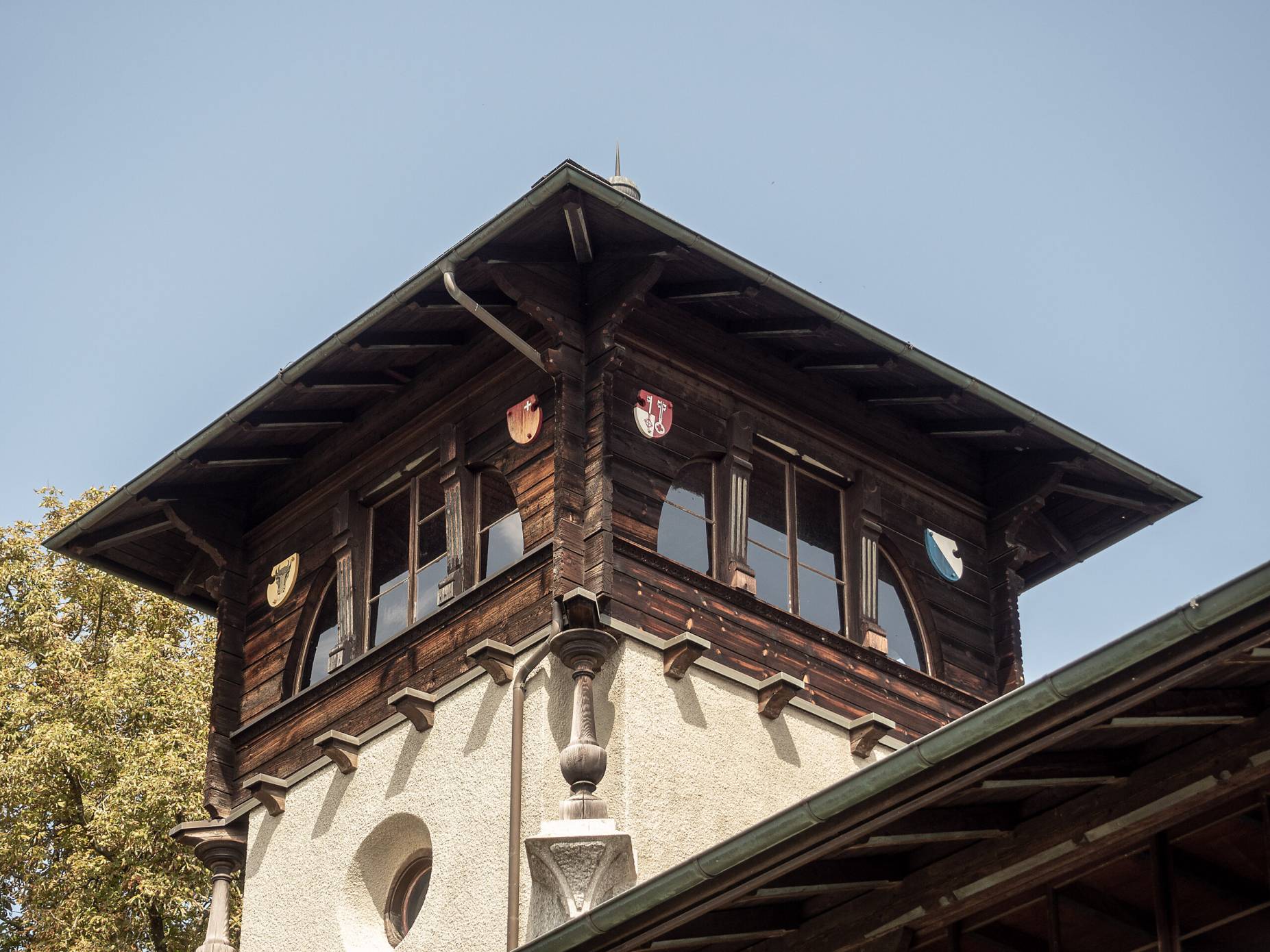 Den Turm zieren Schweizer Wappen. Foto: Elia Schneider, 2022