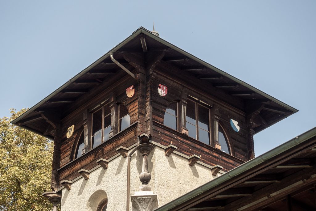 Den Turm zieren Schweizer Wappen. Foto: Elia Schneider, 2022