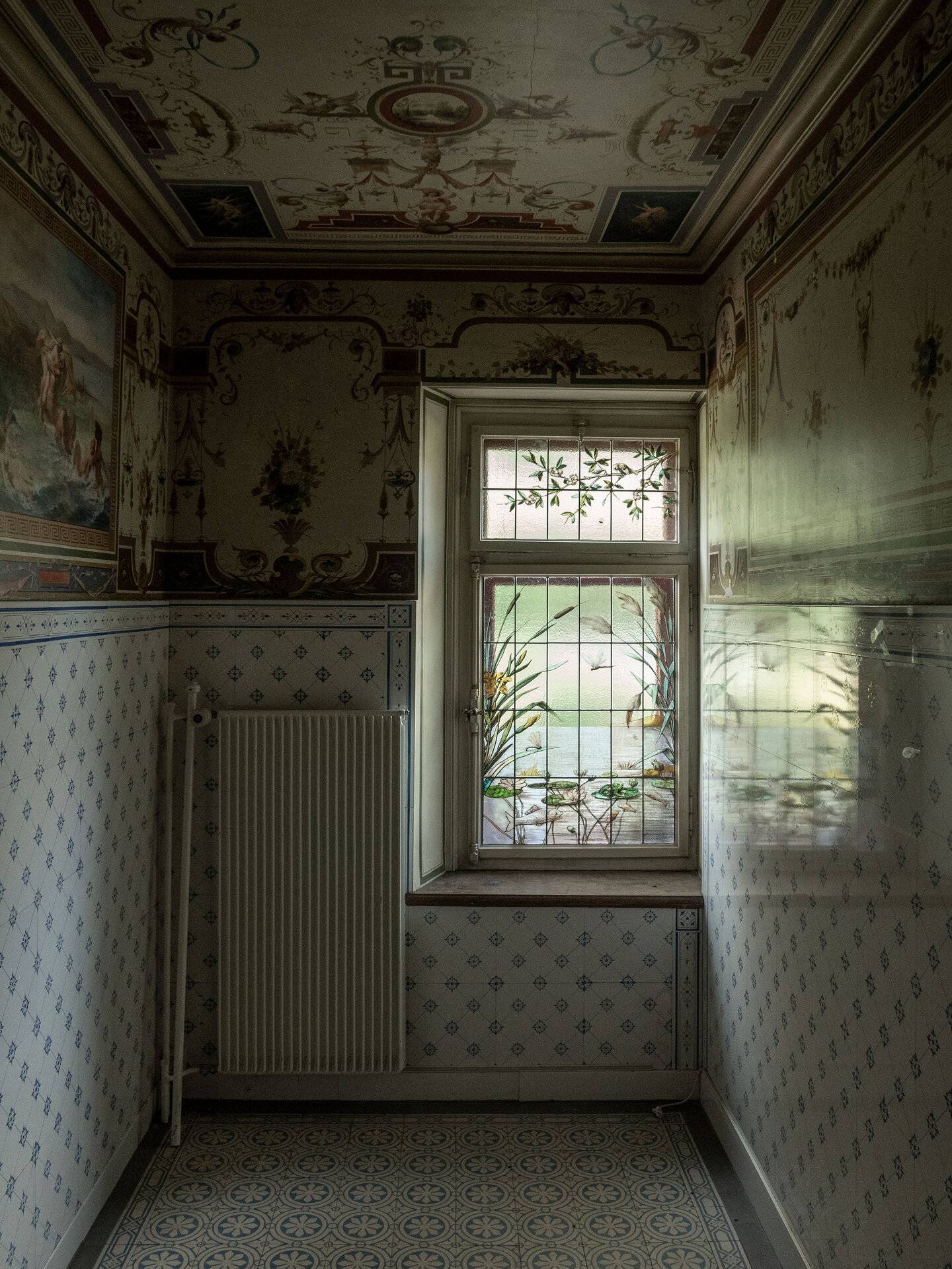Ehemaliges Badezimmer mit grotesken Wandmalereien. Foto: Elia Schneider, 2022