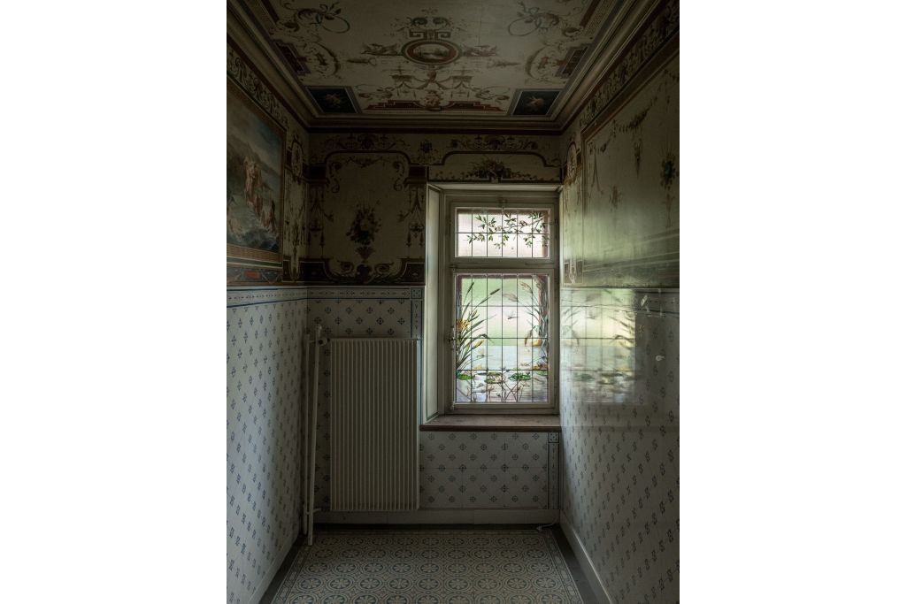 Ehemaliges Badezimmer mit grotesken Wandmalereien. Foto: Elia Schneider, 2022