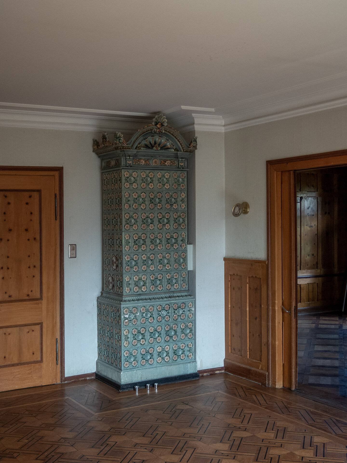 Wohnzimmer mit Kachelofen. Foto: Elia Schneider, 2022