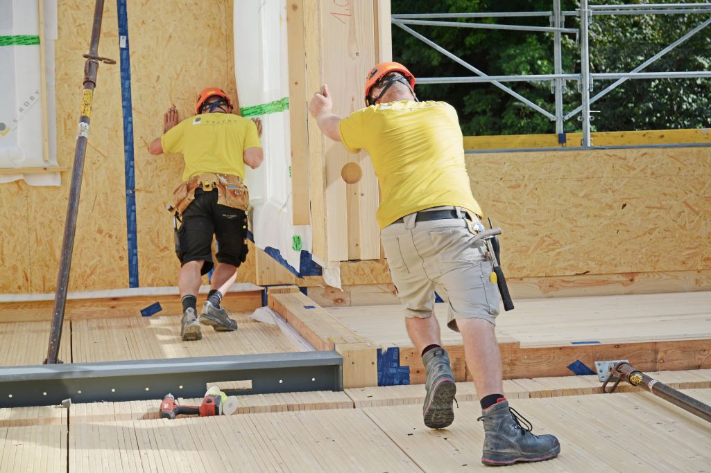 Montage Wandelement. Foto: Strüby Holzbau, 2022