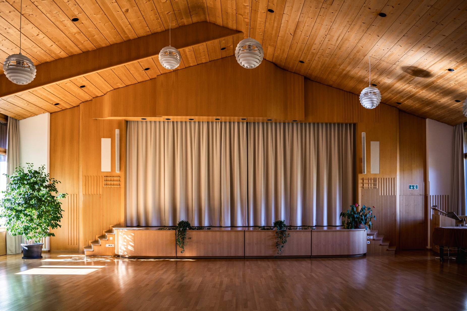 Grosser Saal mit Bühne. Foto: Roman Kocher, 2023