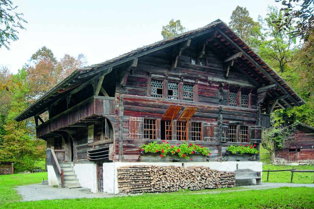 Ansicht Südost: Seit 1978 ist das Haus aus Matten ein Museumsgebäude. Foto: Ballenberg, Freilichtmuseum der Schweiz (digKat), 2009 