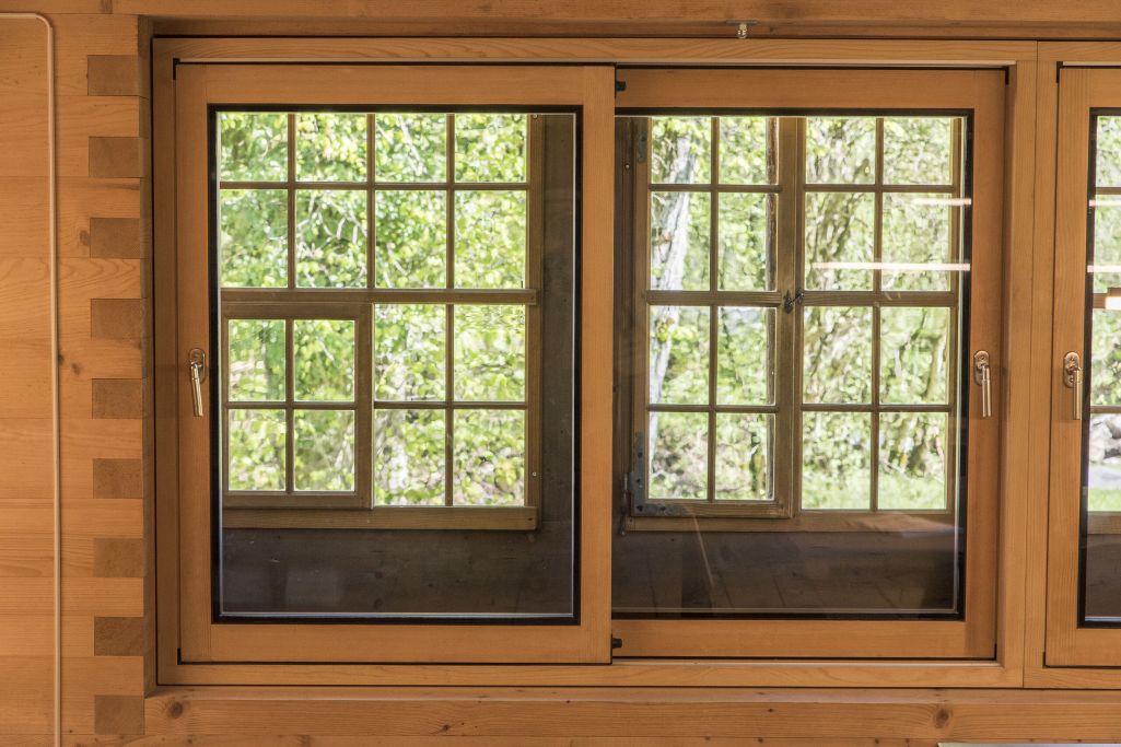Detail Fenster: Um den heutigen Anforderungen gerecht zu werden, wurde der historische Bestand um moderne Schiebefenster ergänzt. Die Fassade bleibt unangetastet. Foto: Elia Schneider, 2021