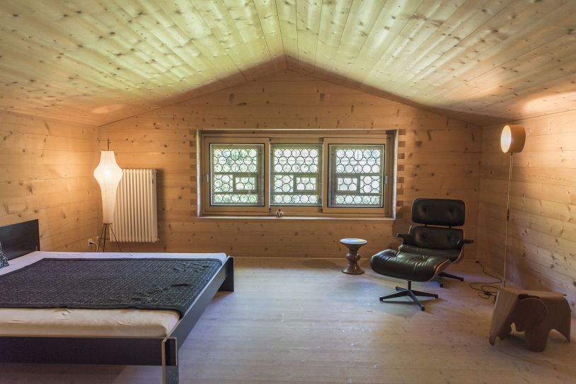 Schlafkammer im «Haus im Haus» im Obergeschoss. Foto: Elia Schneider, 2021