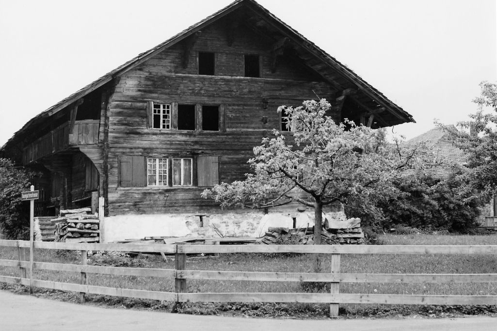 Ehem. Ansicht Ost: Das Haus am ursprünglichen Standort in Matten. Foto: Ballenberg, Freilichtmuseum der Schweiz (AltA 177), 1975