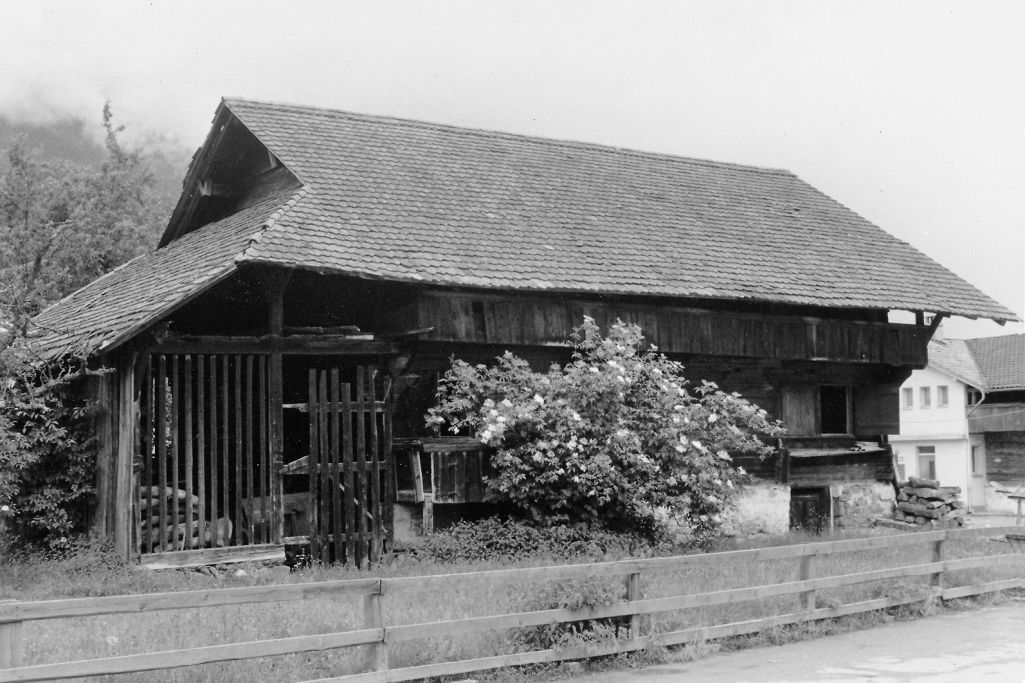 Ehem. Ansicht Süd: Das Haus am ursprünglichen Standort in Matten. Foto: Ballenberg, Freilichtmuseum der Schweiz (AltA 177), 1971