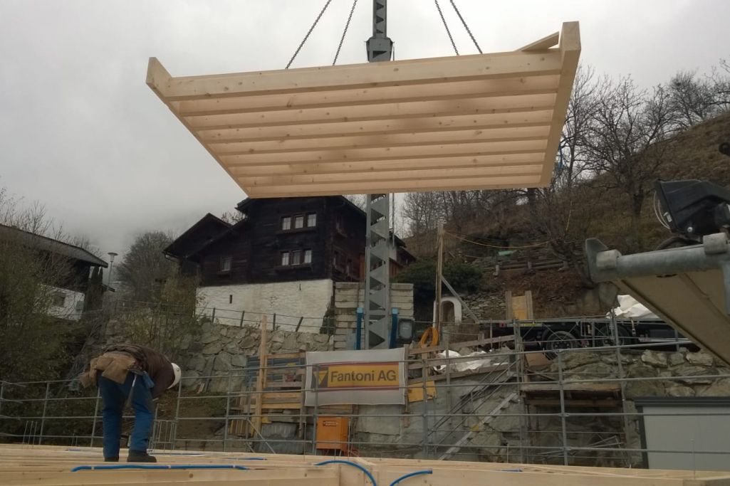 Montage Deckenelement. Foto: Daniel Giezendanner, 2017