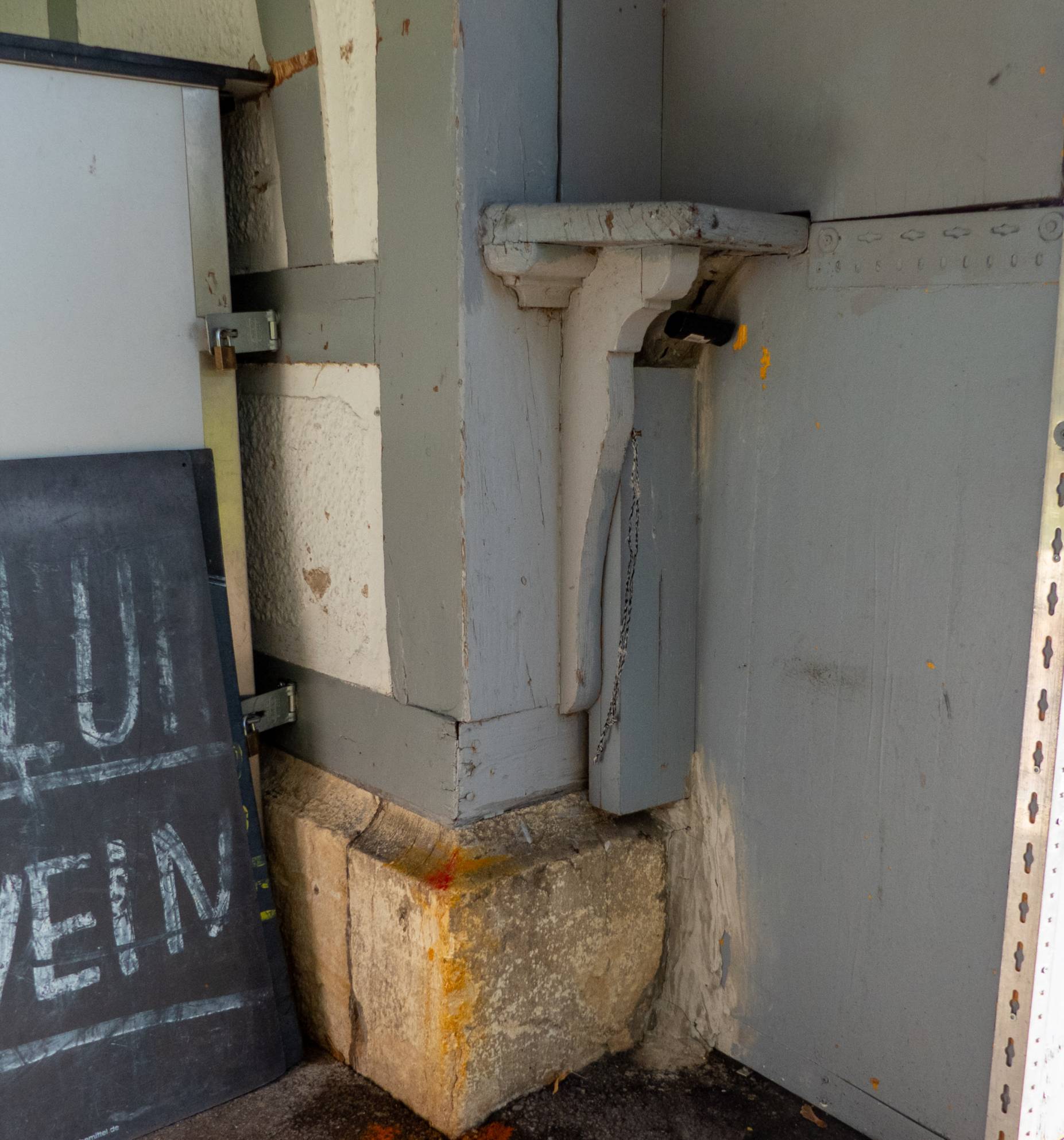 Stehtisch. Foto: Nils Wernet, 2023