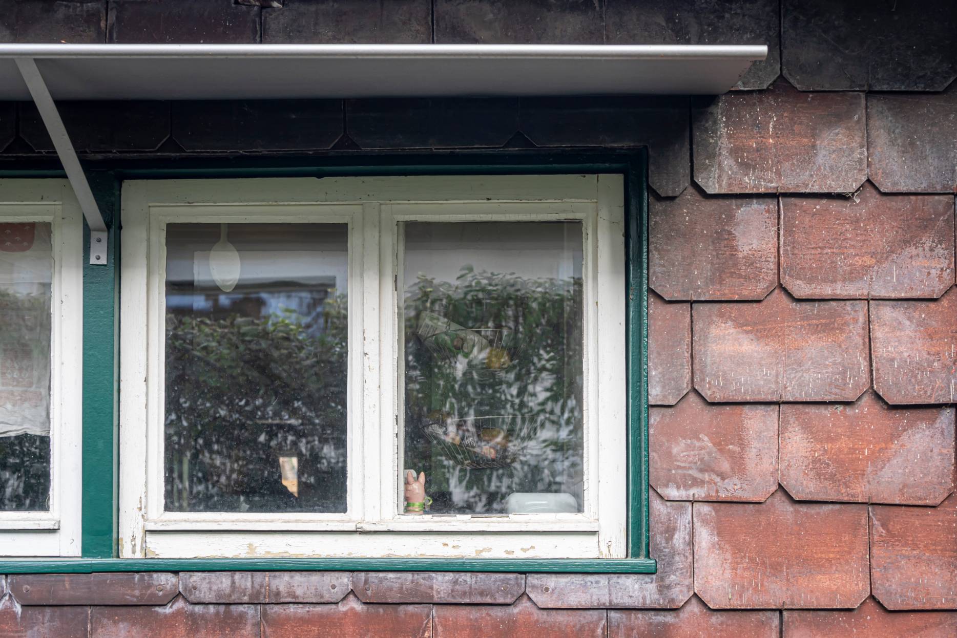 Fensterdetail Hausrückseite. Foto: Elia Schneider, 2023
