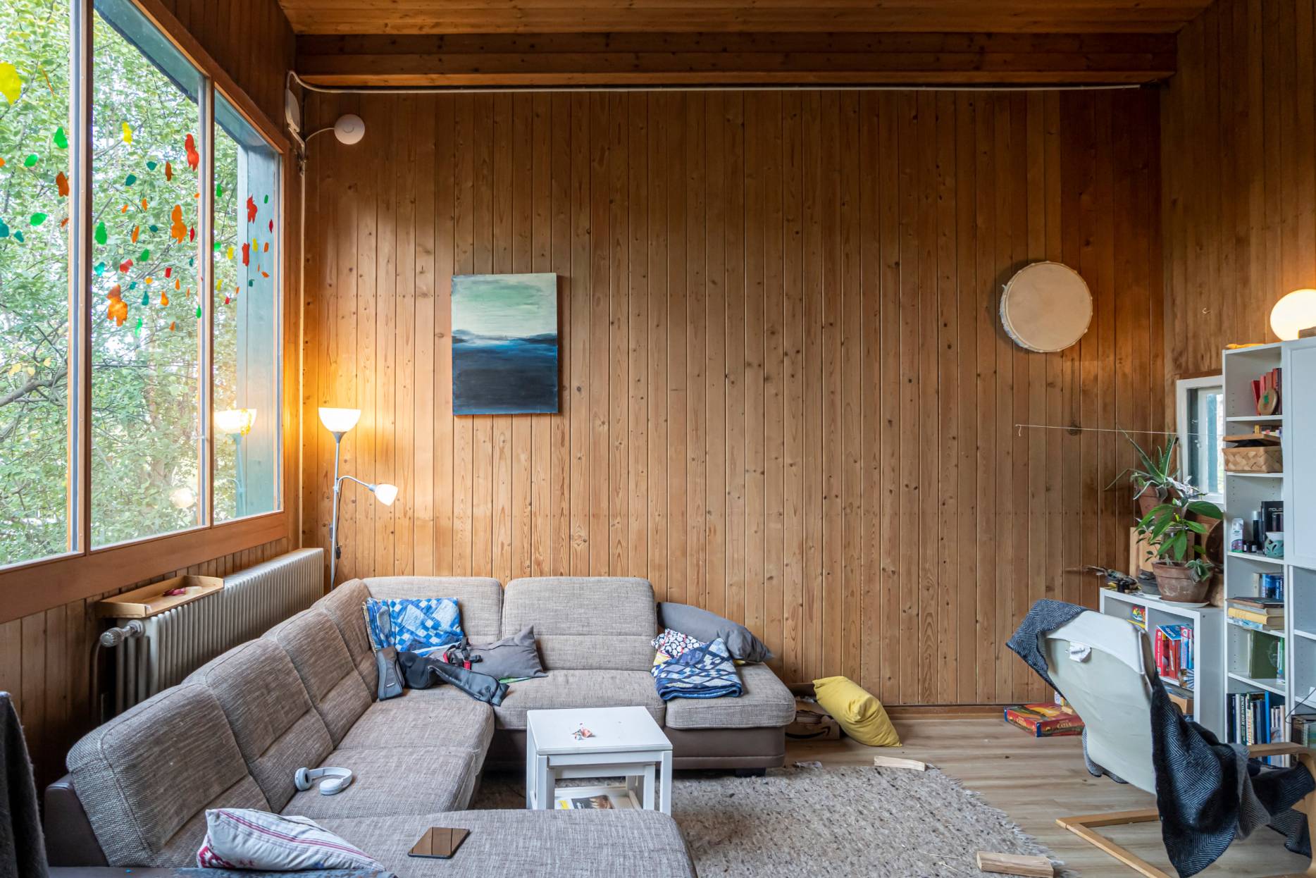 Wohnzimmer, ehemals Atelierraum. Foto: Elia Schneider, 2023