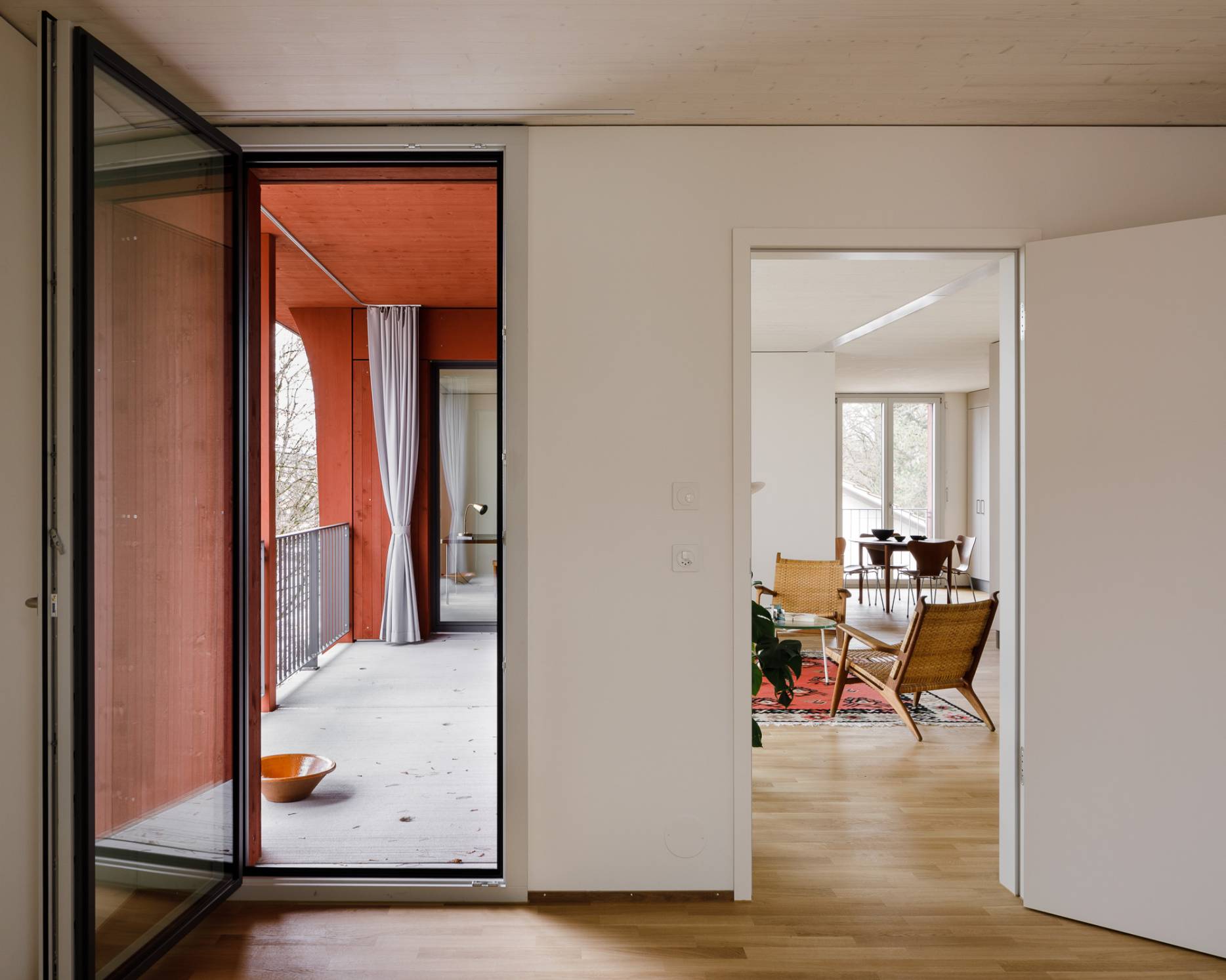 Balkon mit Wohnraum. Foto: Daisuke Hirabayashi, 2021