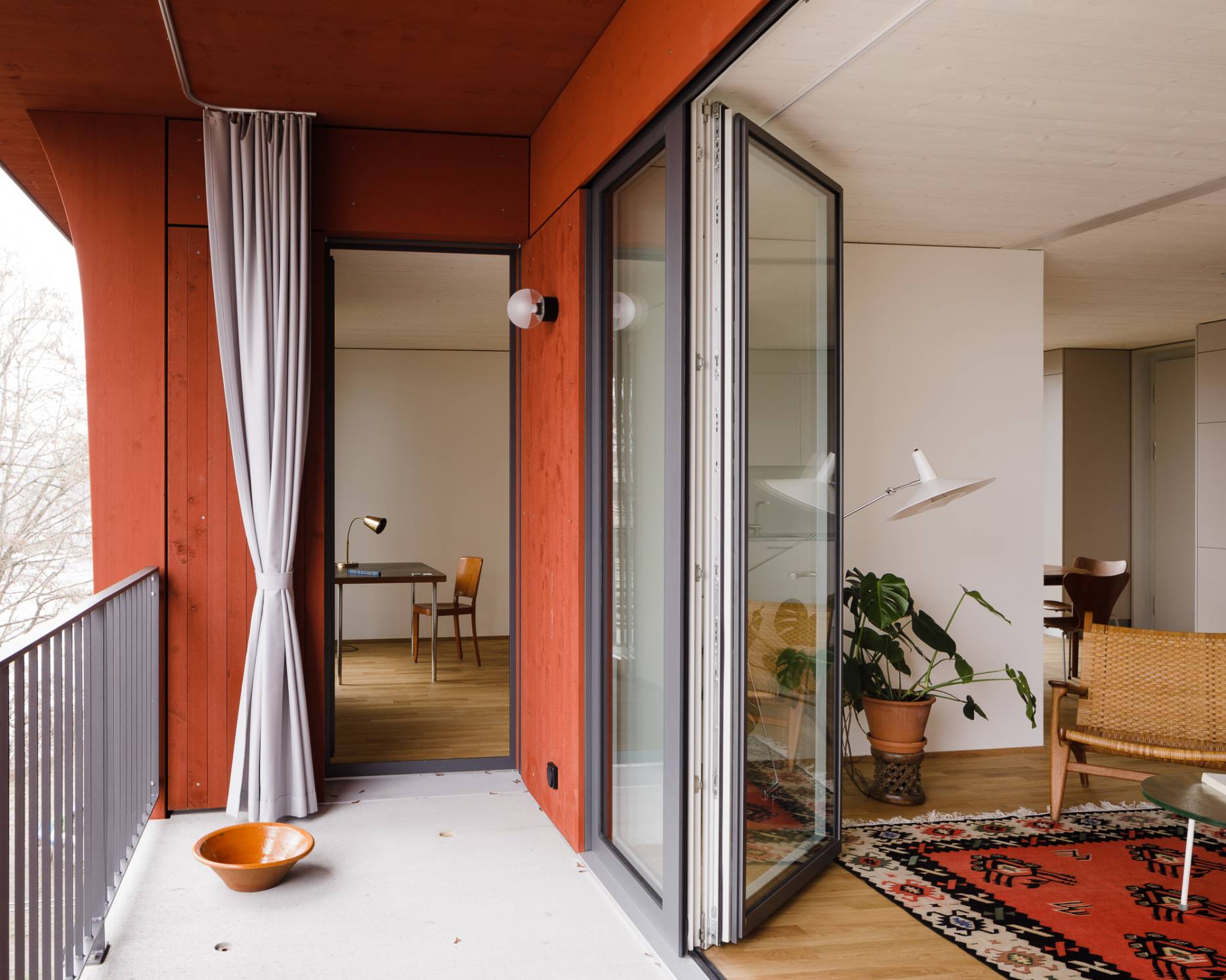 Balkon mit Wohnraum. Foto: Daisuke Hirabayashi, 2021