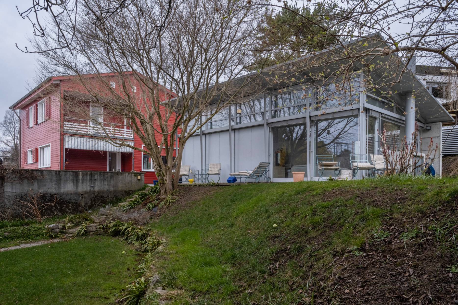 Ansicht Südwest mit Pavillon. Foto: Elia Schneider, 2023