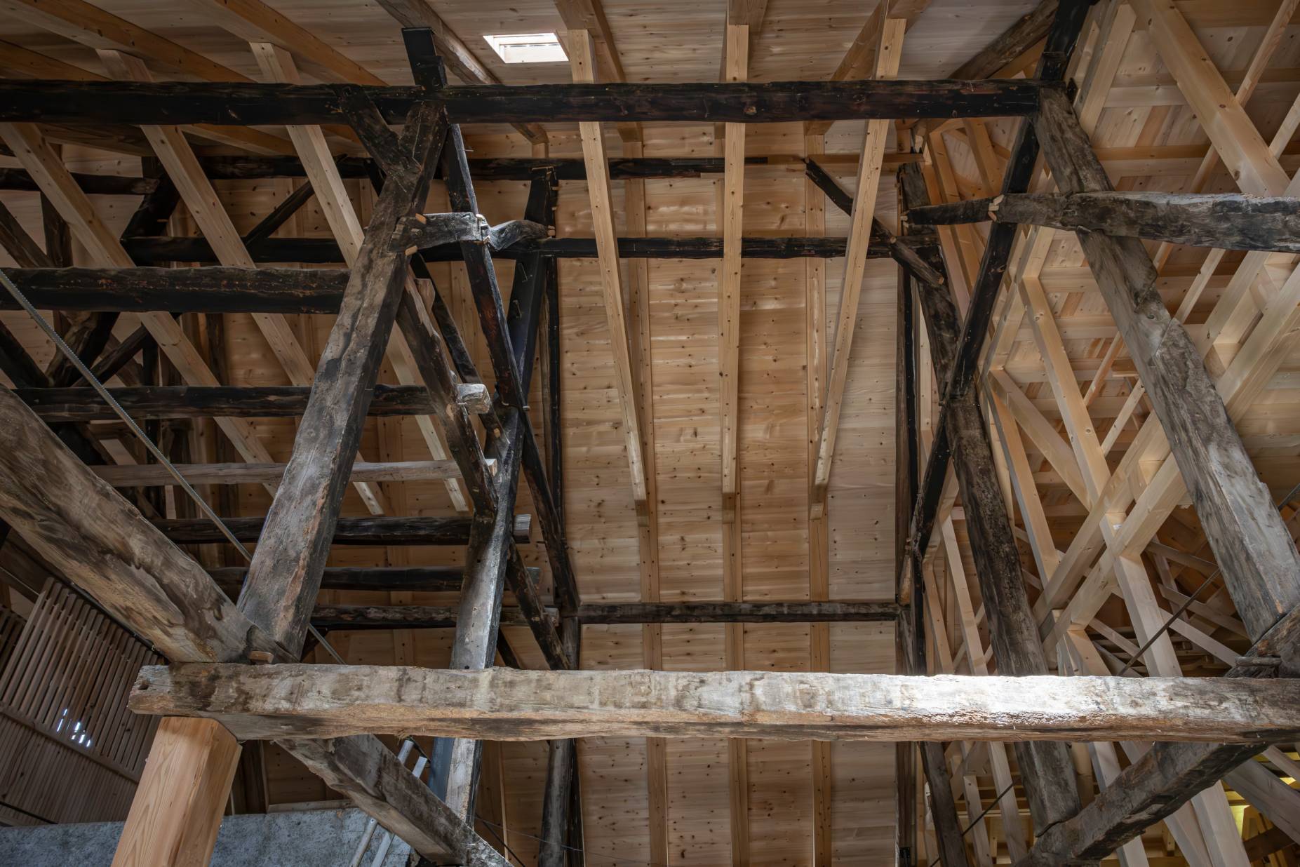 Ständergerüst und teilweise erneuertes Dachwerk. Foto: Elia Schneider, 2024