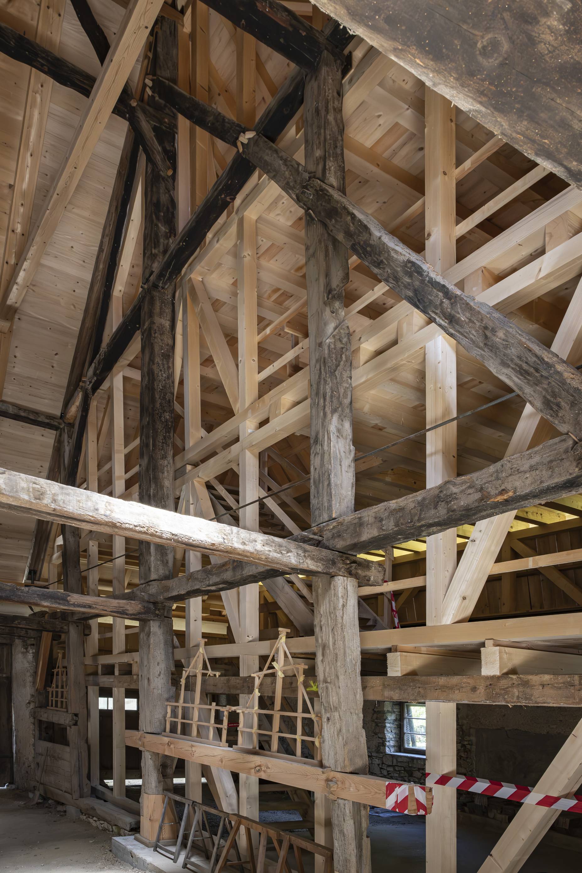 Querbinder des Ständergerüsts sowie jüngerer Anbau. Foto: Elia Schneider, 2024