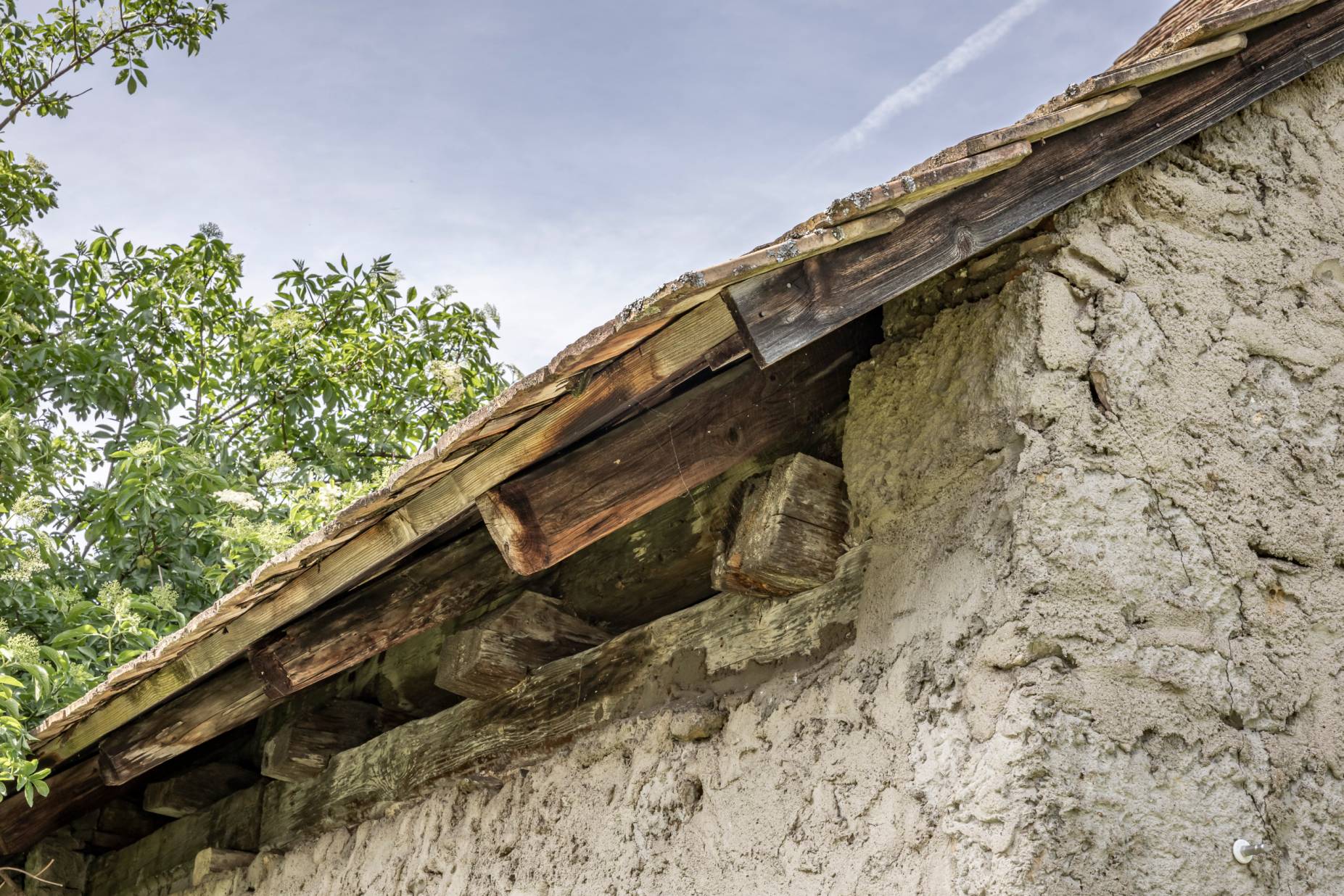 Detail Dachrand Südwestfassade, südwestlicher Hausteil. Foto: Elia Schneider, 2024