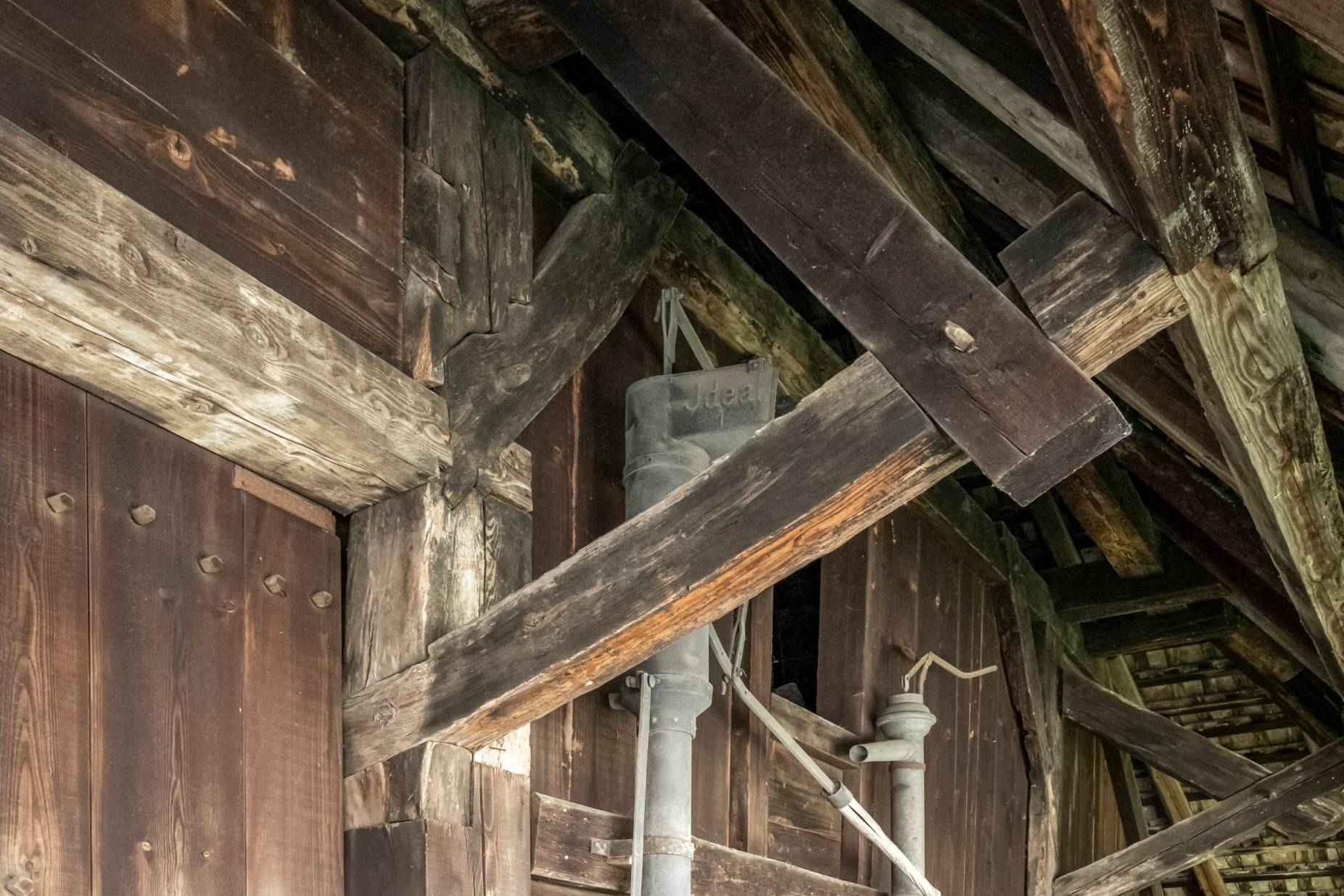 Vordach Nordost-Seite. Foto: Elia Schneider, 2024