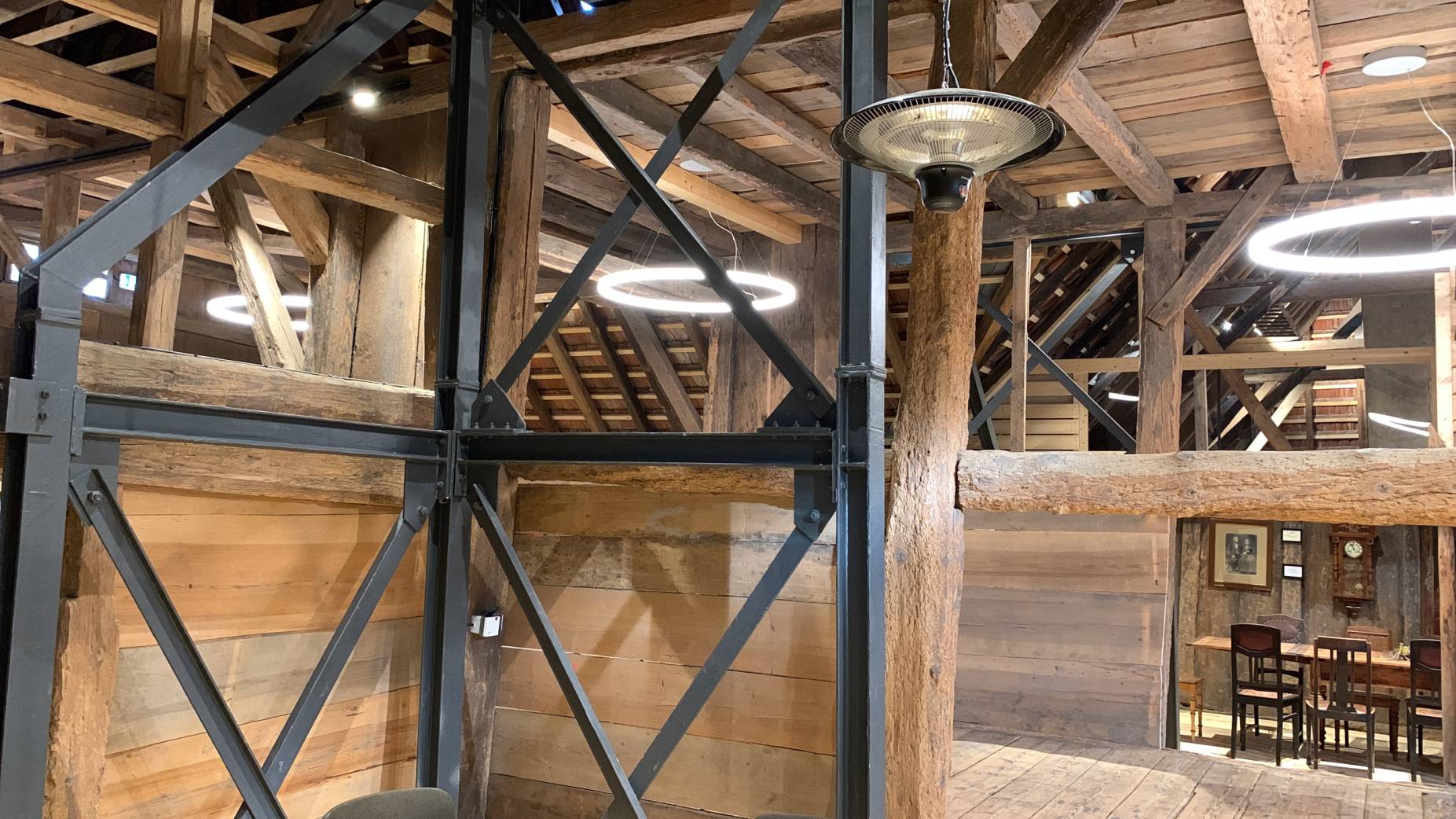 Innenaufnahme mit Ständergerüst und Installationen des 20. Jahrhunderts. Foto: Kantonale Denkmalpflege Basel-Landschaft, 2021