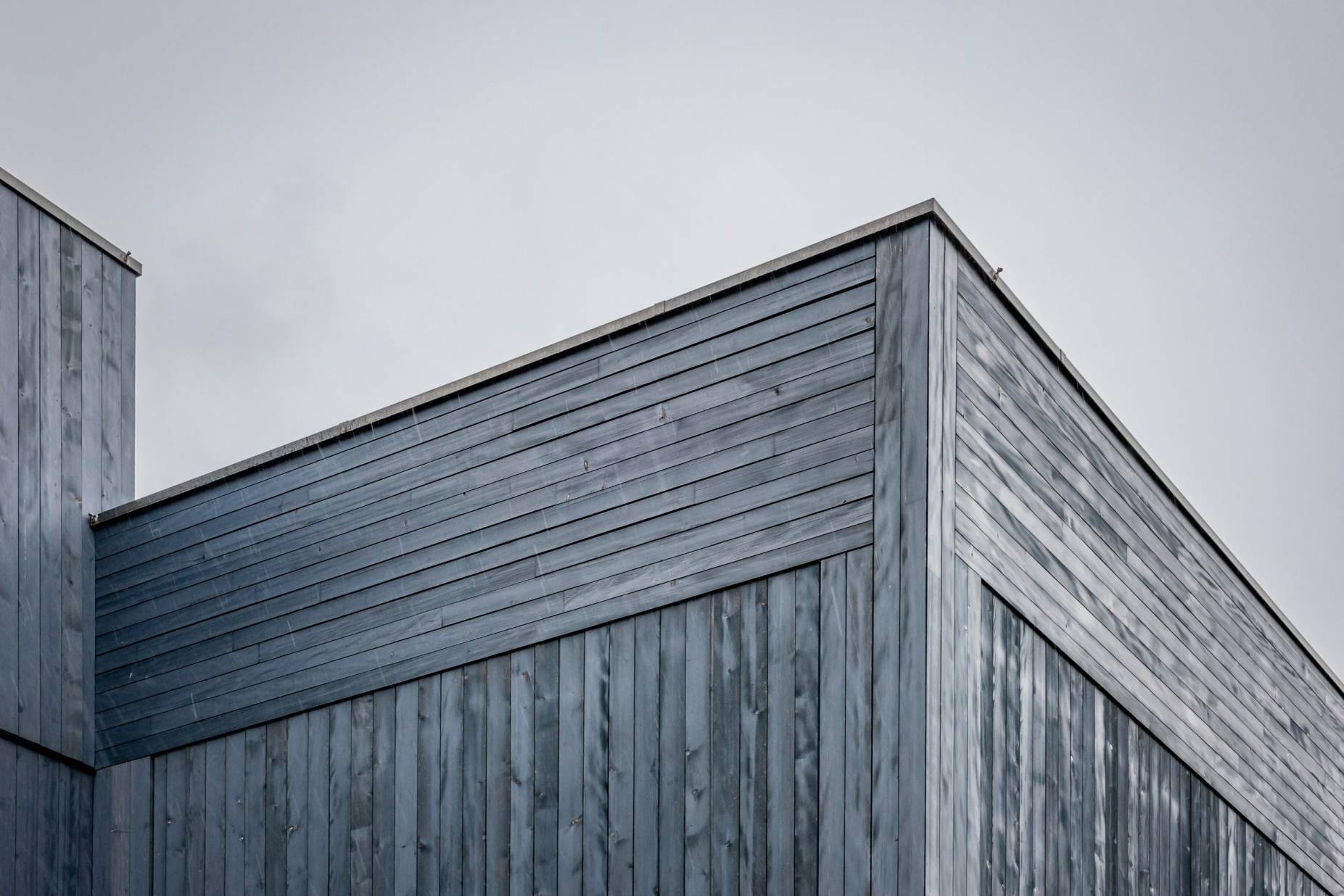 Dachrand. Foto: Elia Schneider, 2024