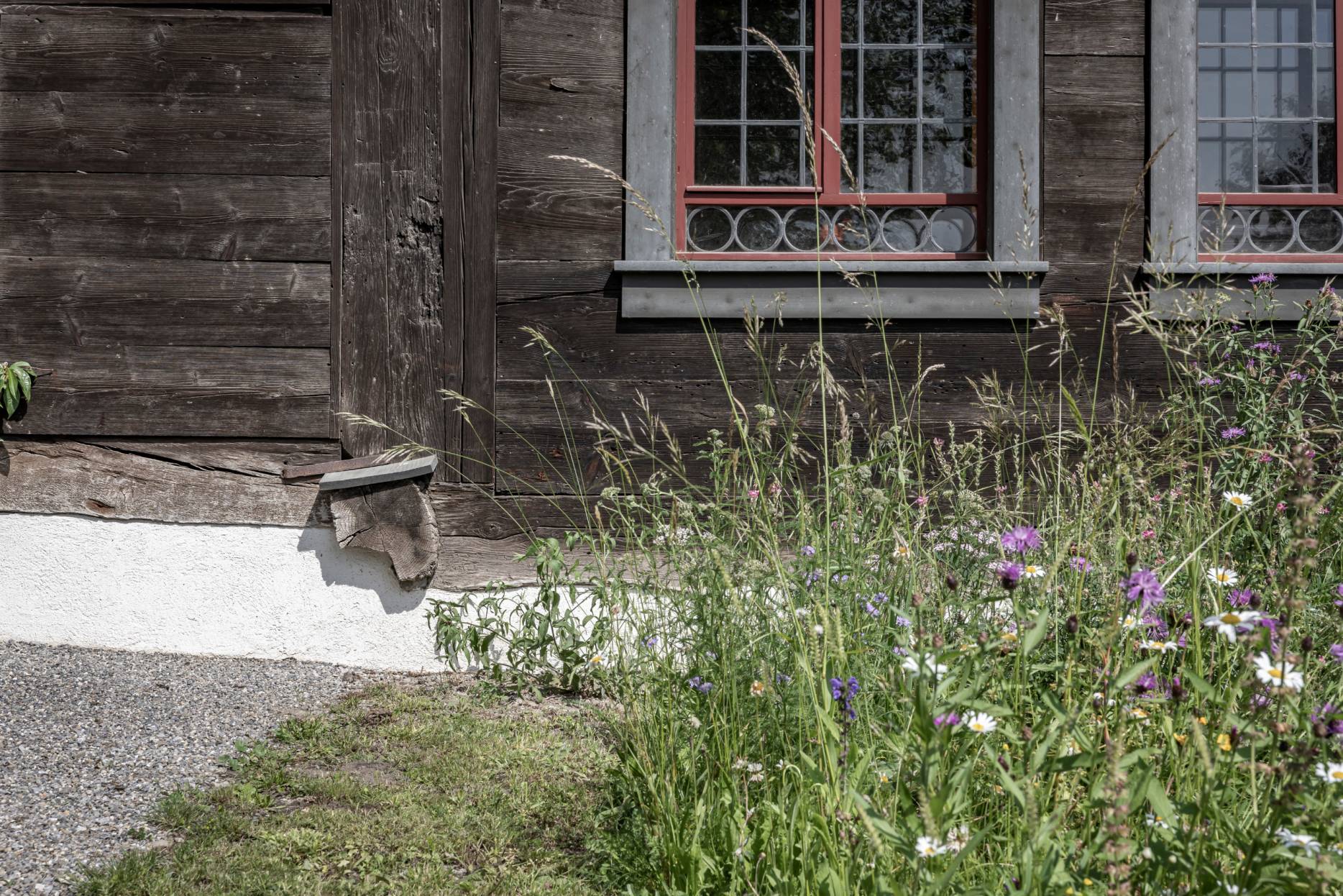Detail Fassade Süd mit Sockel und Schwellkranz. Foto: Elia Schneider, 2024