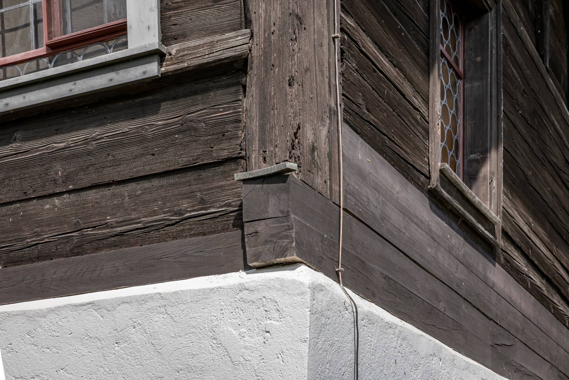 Detail Ecke Südost mit Sockel und Schwellkranz. Foto: Elia Schneider, 2024