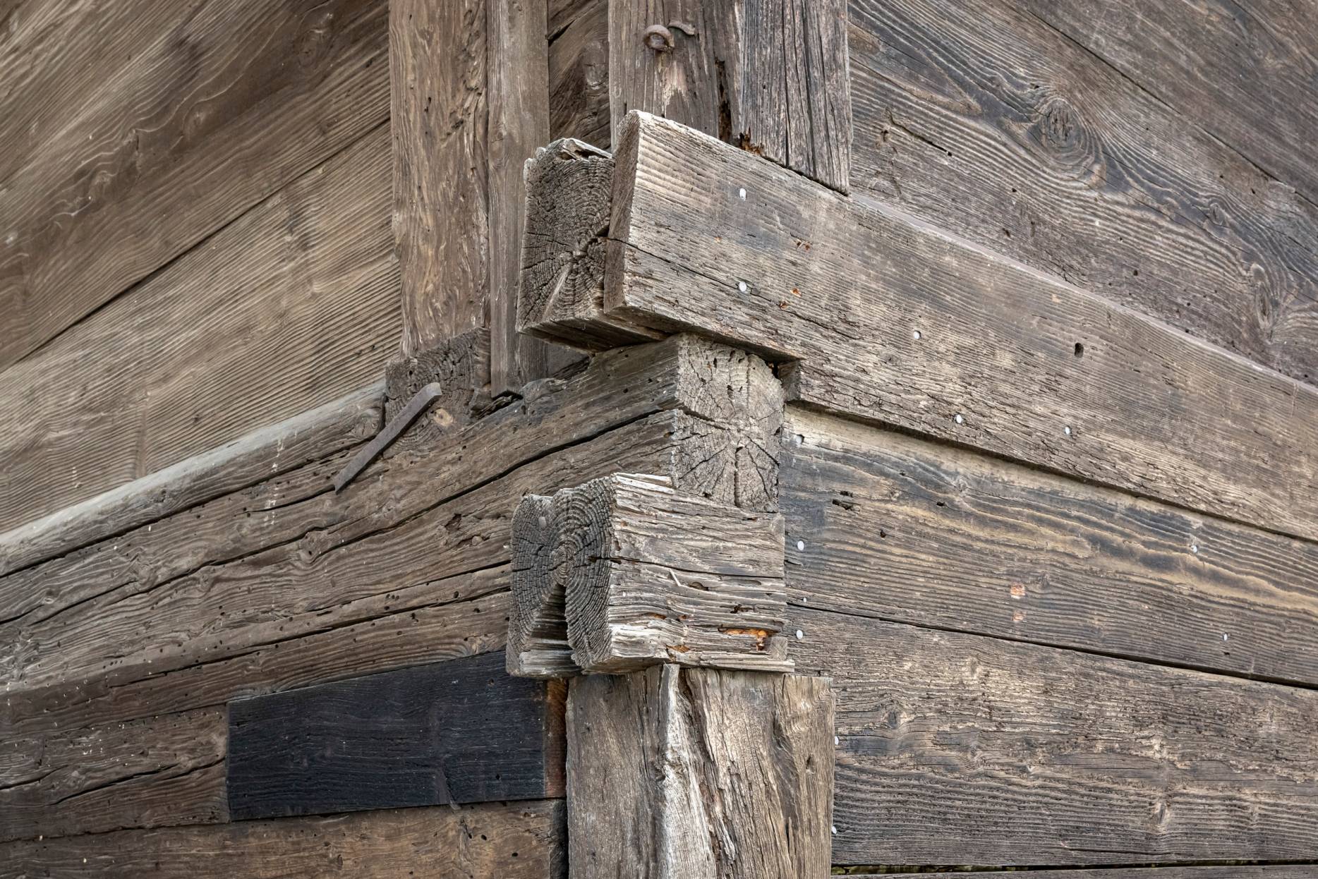 Detail Ecke Nordwest des Wohntrakts mit Verbindung von Geschossrähm und Stütze. Foto: Elia Schneider, 2024