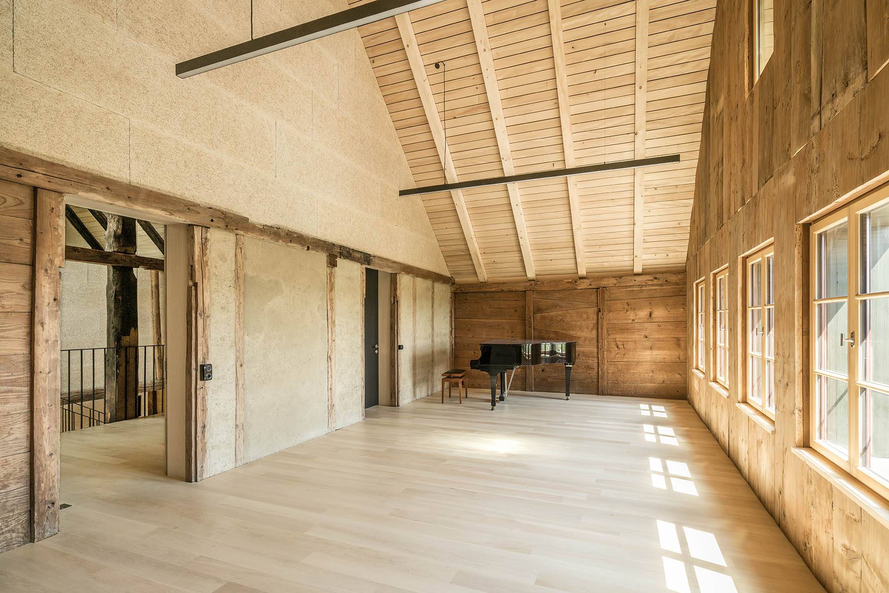 Im Dachbereich integrierter Musiksaal. Foto: Gian Salis Architektur, 2021