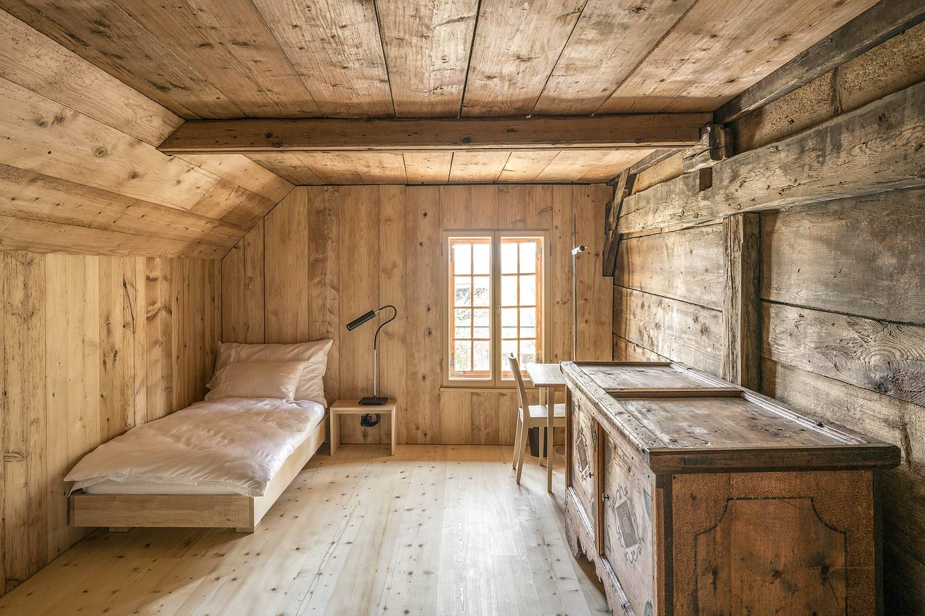 Gästezimmer in ehemaliger Knechtenkammer. Foto: Gian Salis Architektur, 2021