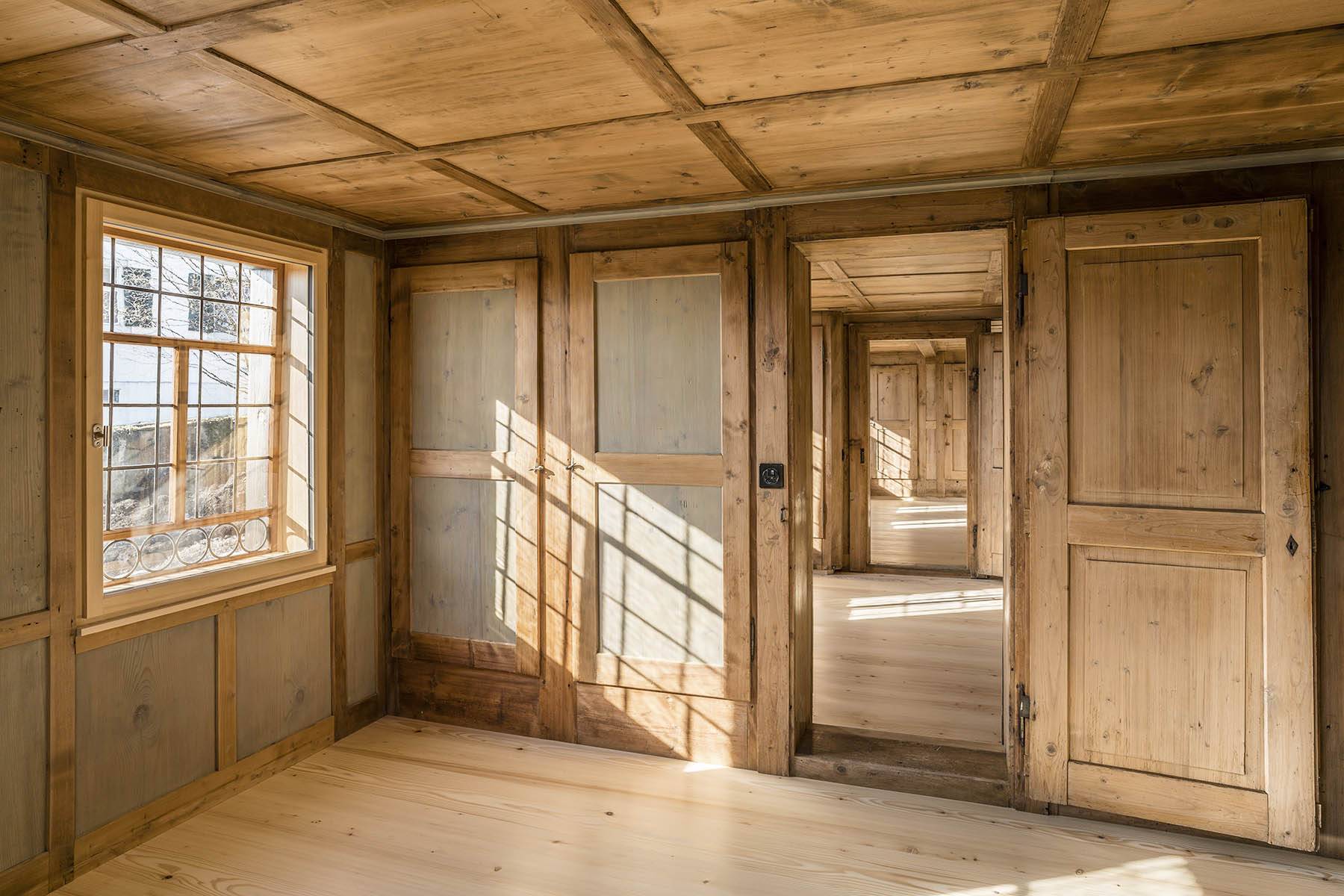 Büro in historischer Täferstube. Foto: Gian Salis Architektur, 2021