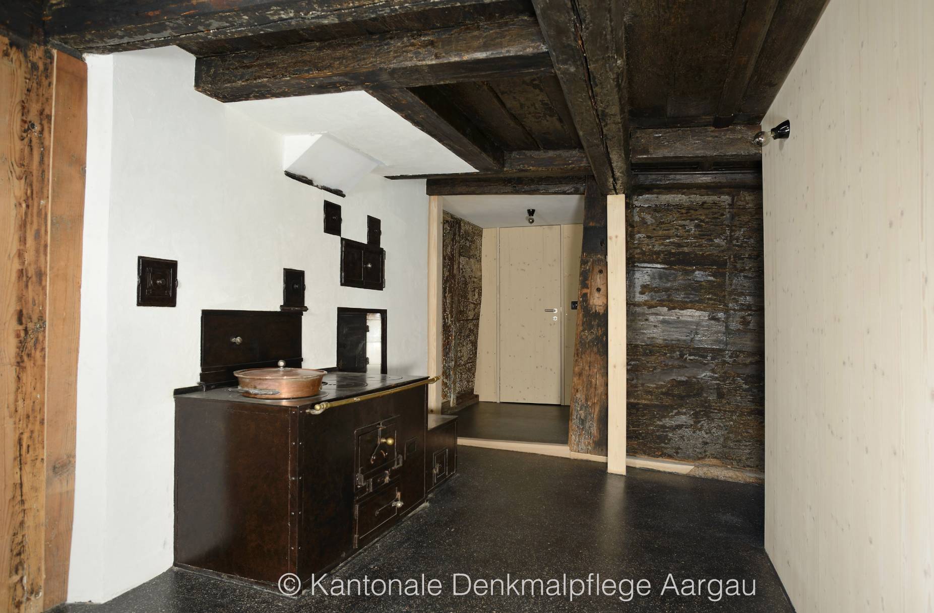 Ehemalige Küche heute Entrée, nach der Renovierung. Foto: Christine Seiler, 2022 (© Kantonale Denkmalpflege Aargau)