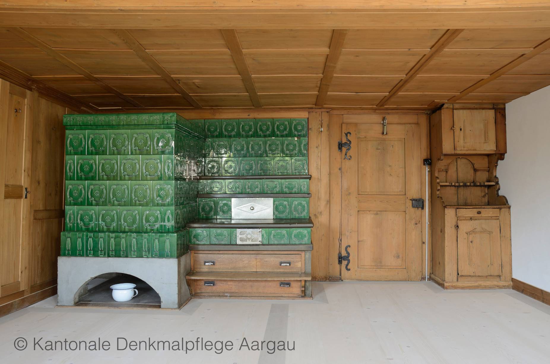 Stube, nach der Renovierung. Foto: Christine Seiler, 2022 (© Kantonale Denkmalpflege Aargau)