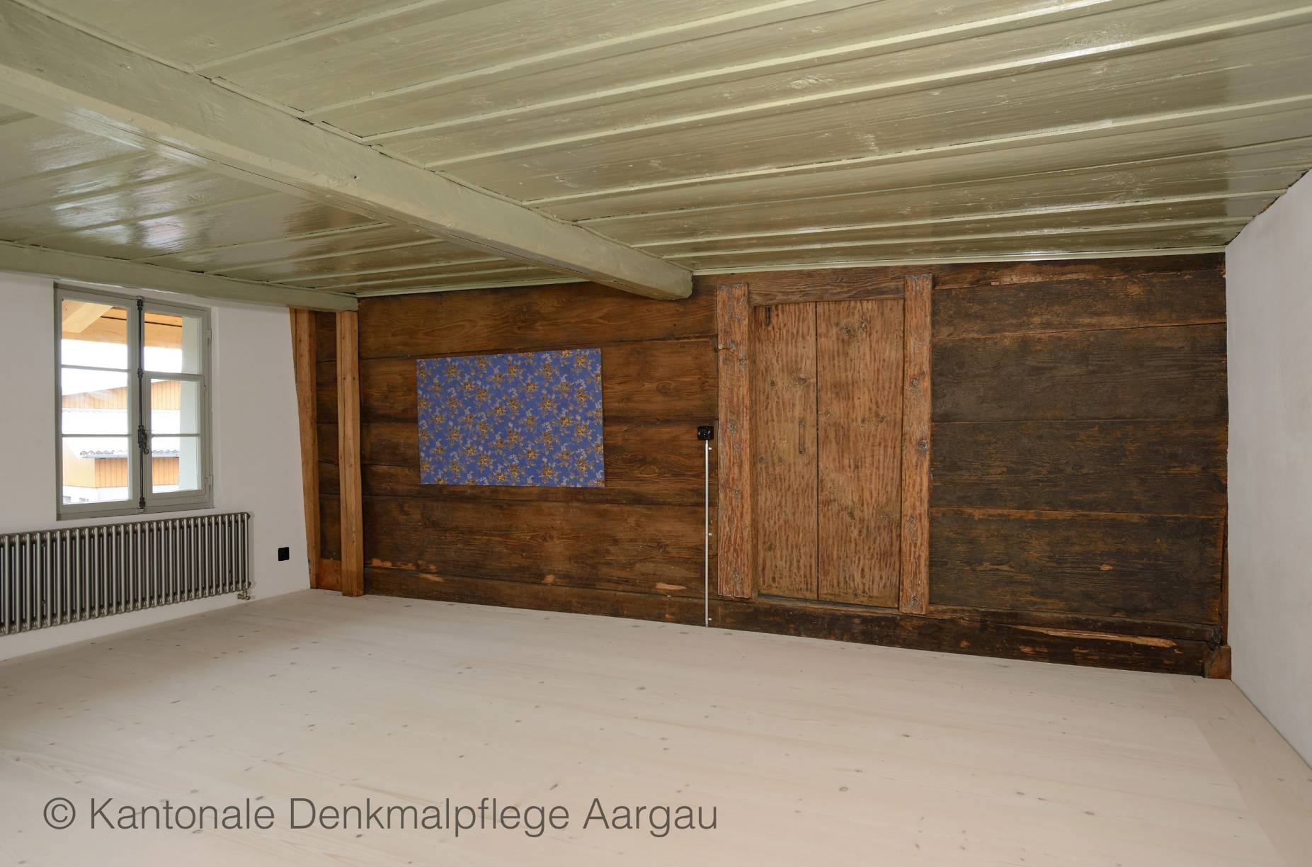 Kammer mit schwarz gefasster Blockwand, nach der Renovierung. Foto: Christine Seiler, 2022 (© Kantonale Denkmalpflege Aargau)
