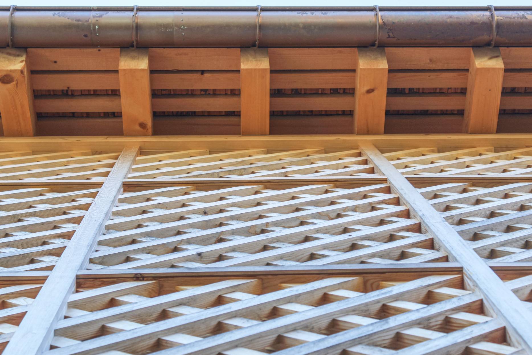 Detail Loggia: Die nördliche Loggia ist mit einem Holzgitter gefasst. Foto: Laura Bolliger, 2022